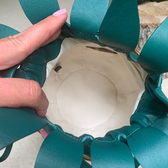 Authentic KATE SPADE leather Pineapple drawstring crossbody - Picture 8 of 14